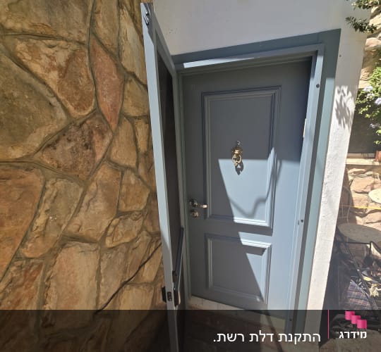 דלת אלומיניום כחולה עם ידית מתכת